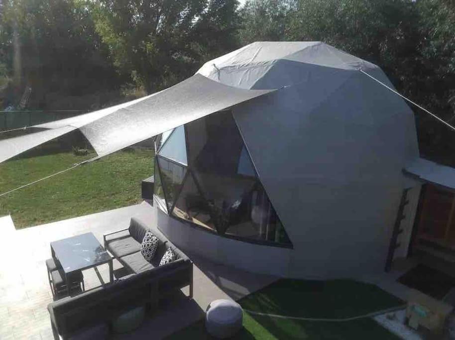 Domeglamping At Fishinglake Ságvár Buitenkant foto