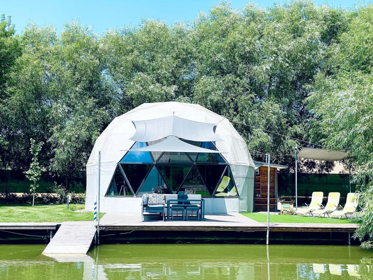 Domeglamping At Fishinglake Ságvár Buitenkant foto