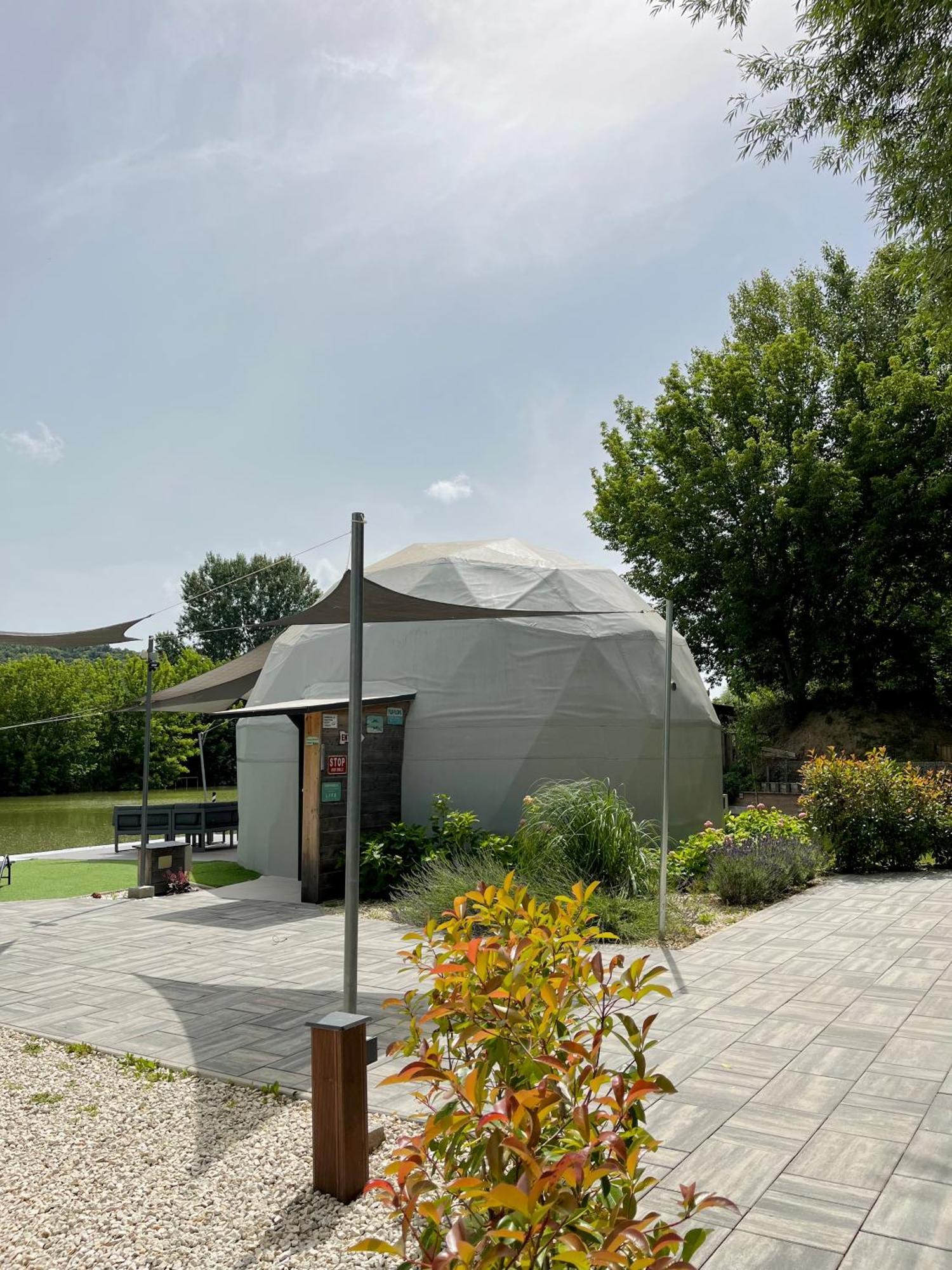 Domeglamping At Fishinglake Ságvár Buitenkant foto