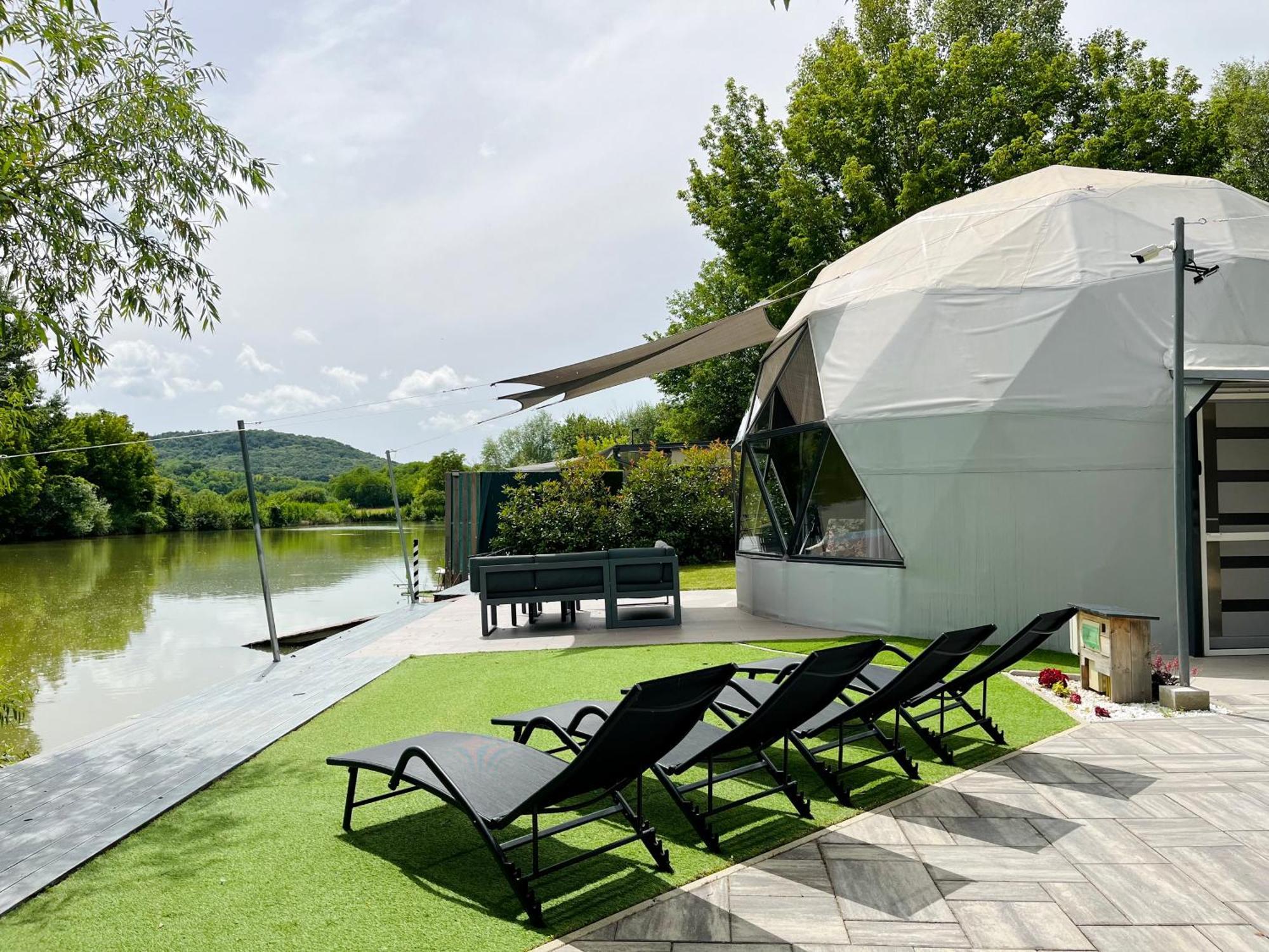 Domeglamping At Fishinglake Ságvár Buitenkant foto